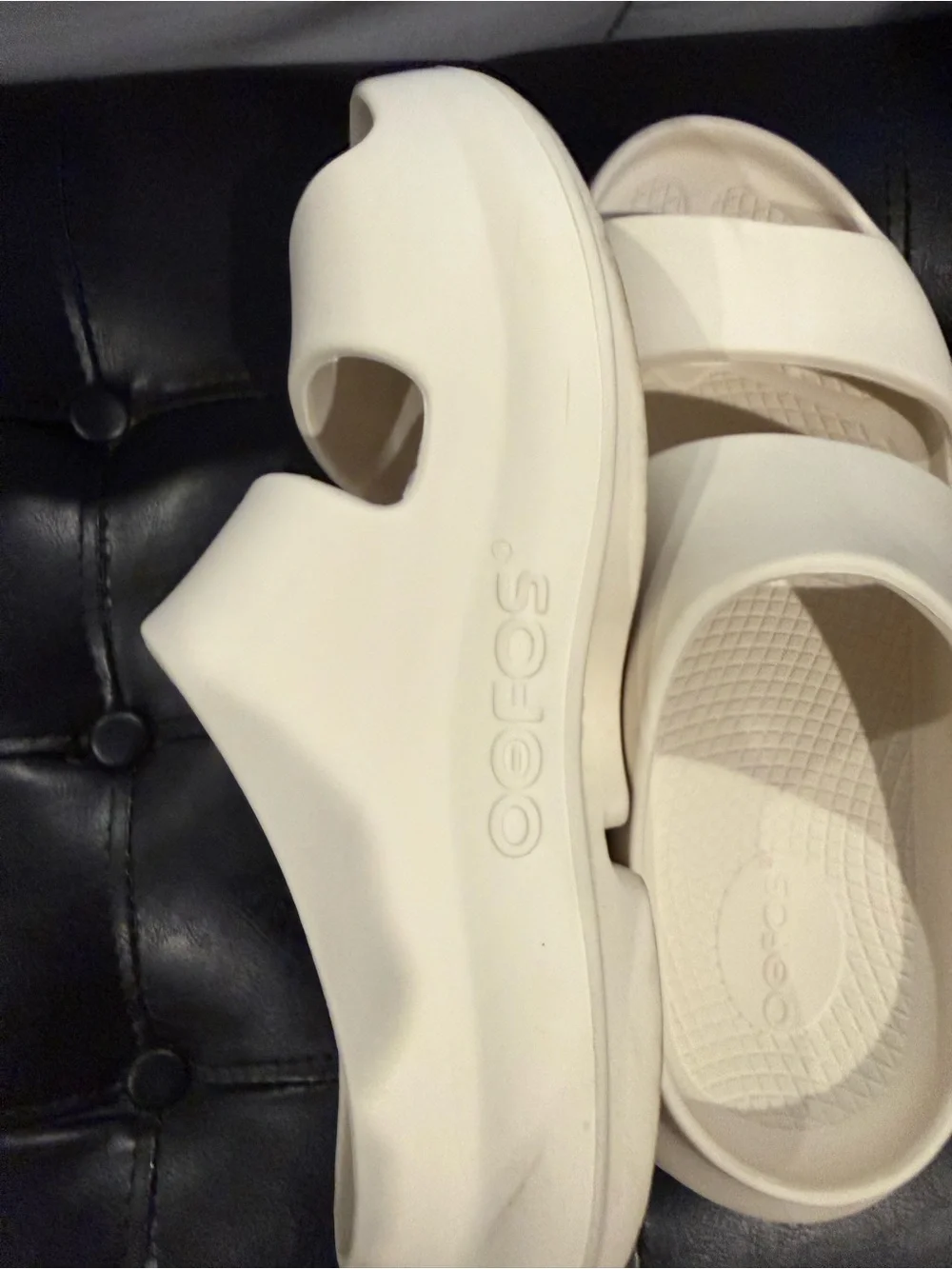 OOFOS Ooyea (womens) 9 in Chalk